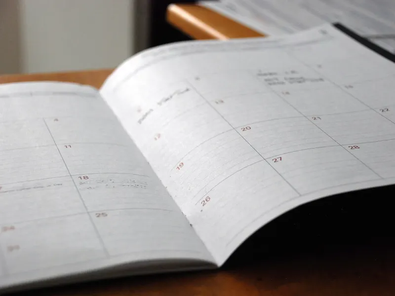 Un calendrier mensuel avec des rendez-vous notés