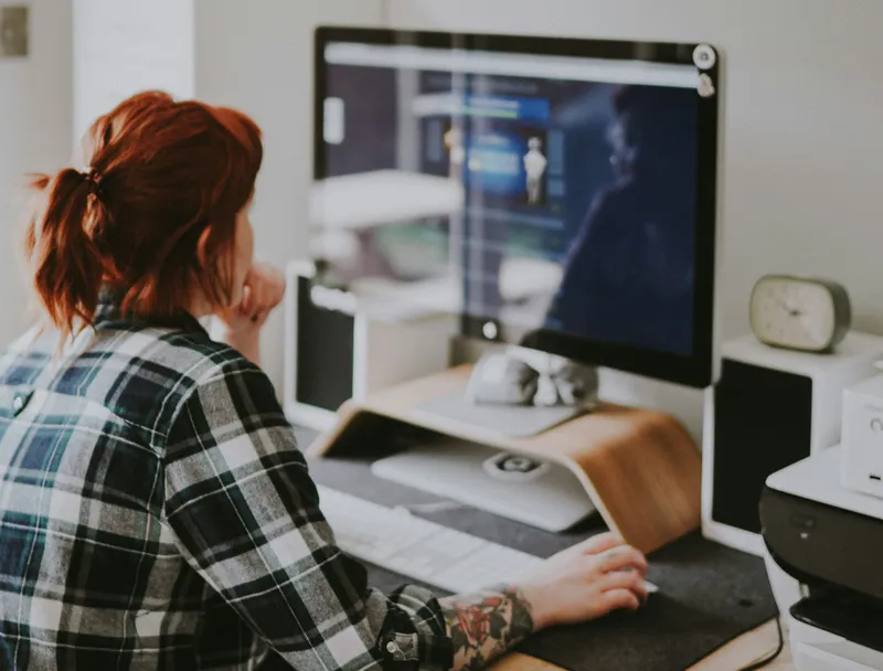 Une gérante conçoit le site de son entreprise devant son écran